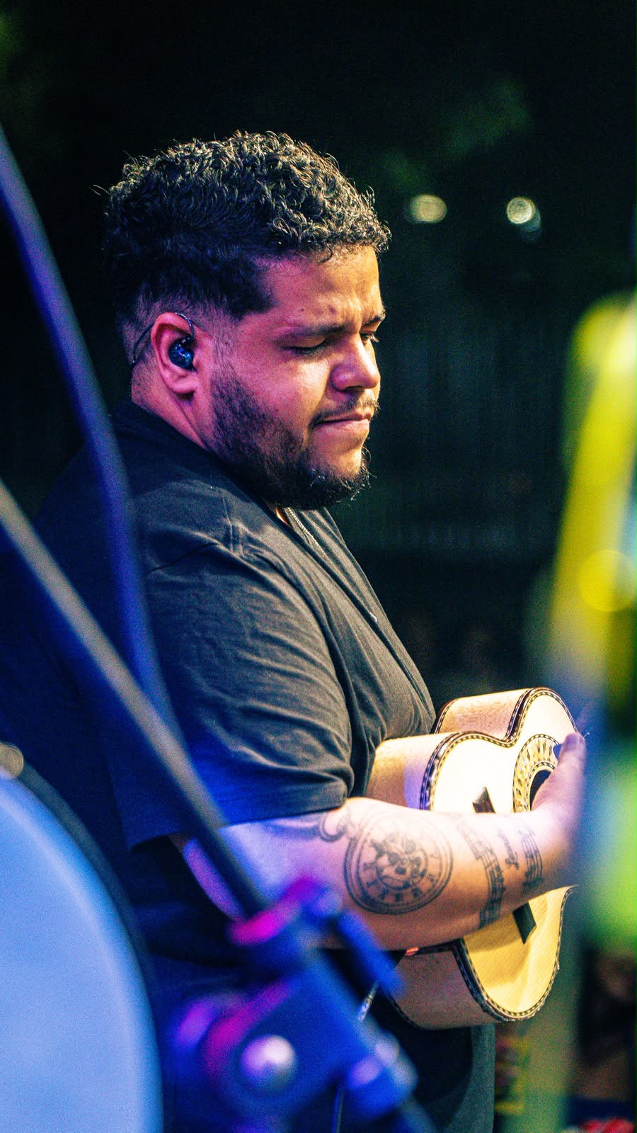 Leandro Lessa tocando cavaquinho no palco